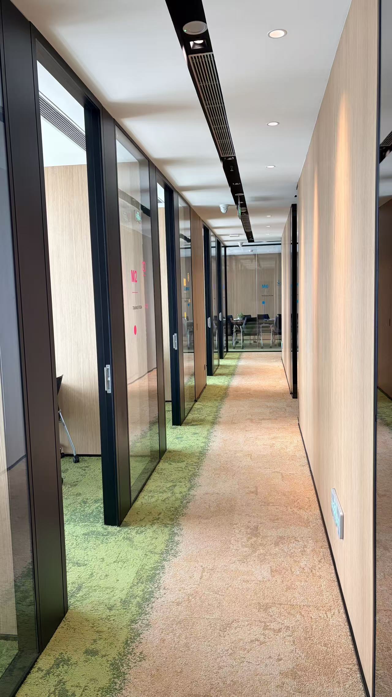 FIGS 深圳办公室走廊与会议空间